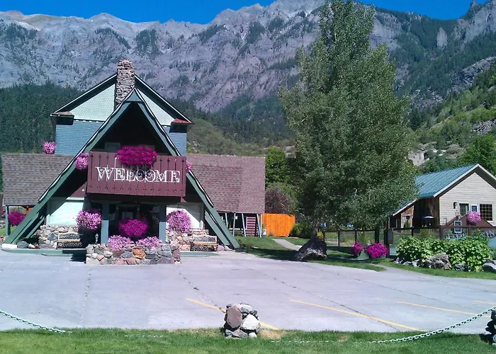 Twin Peaks Lodge & Hot Springs